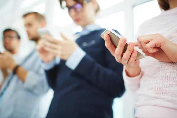 Estudiantes usando smartphones —  Fotos de Stock