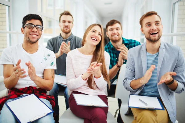 Learners applauding to teacher — Stock Photo, Image