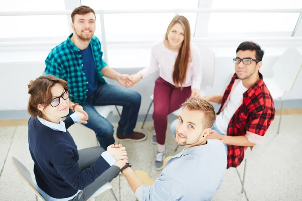 Chicos y chicas mirando a la cámara — Foto de Stock