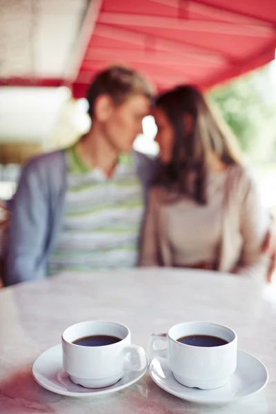 Tassen Kaffee und Paar — Stockfoto