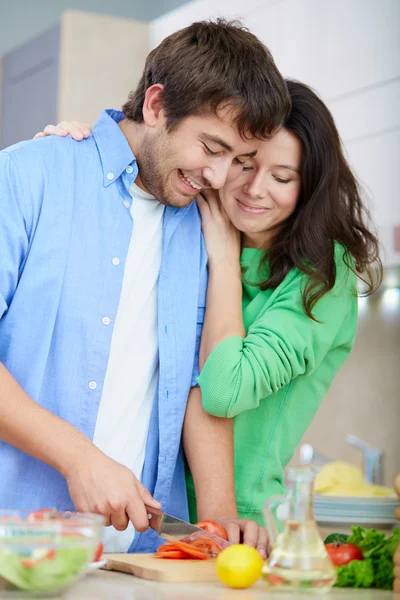 Ehemann kocht Salat — Stockfoto