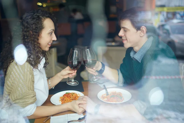 Paar stößt mit Wein an — Stockfoto