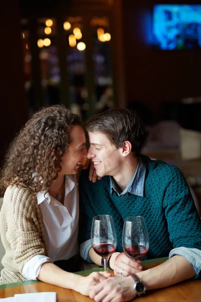 Jovem casal tendo descanso — Fotografia de Stock