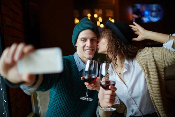 Coppia facendo selfie — Foto Stock