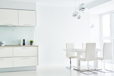 Parlak yemek odası.