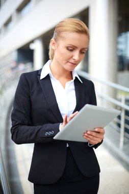 Touchpad kullanarak iş kadını