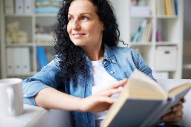 Kadın kitap okuyor.