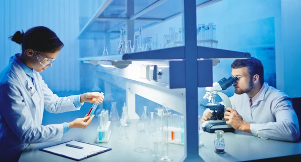 Forskare som arbetar på laboratorium — Stockfoto