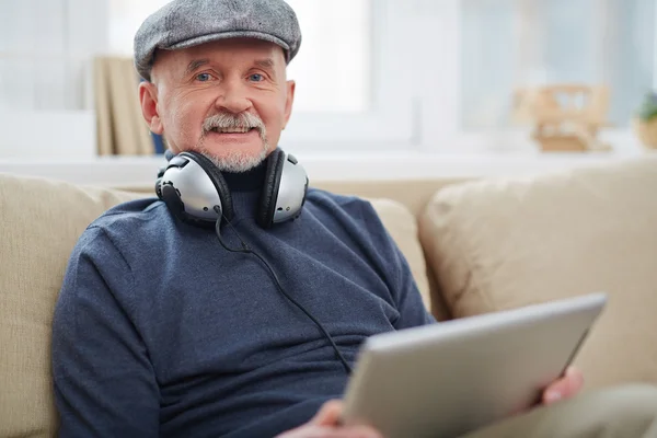 Senior mit Kopfhörer — Stockfoto