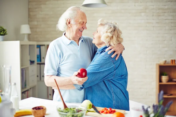 Oudere paar omhelzing — Stockfoto