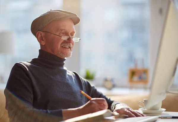 Mann arbeitet mit Computer — Stockfoto