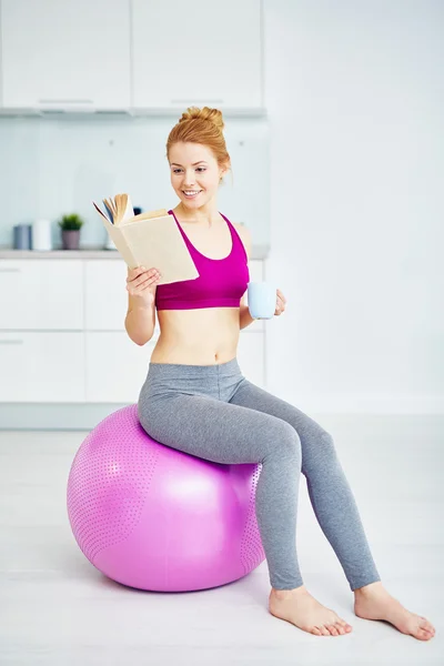 Kobieta siedzi na siłowni — Zdjęcie stockowe