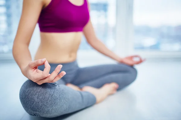 Kvinna som gör yoga — Stockfoto