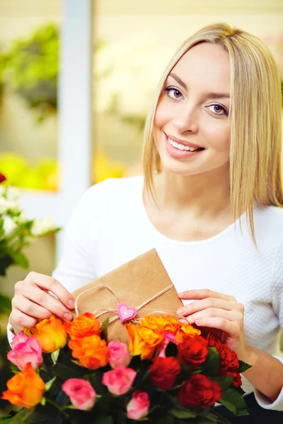 Mujer poniendo mensaje de amor — Foto de Stock