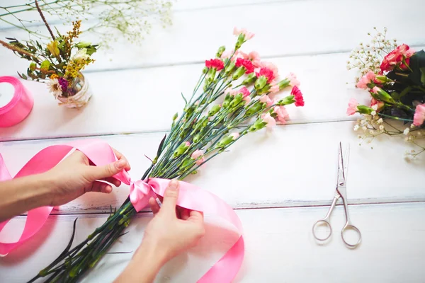 Floristin macht Blumenstrauß — Stockfoto
