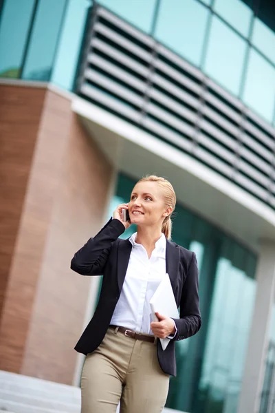 Business woman calling outside — стоковое фото