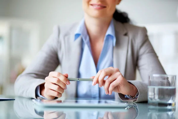 Businesswoman holding pen — Stock Photo, Image