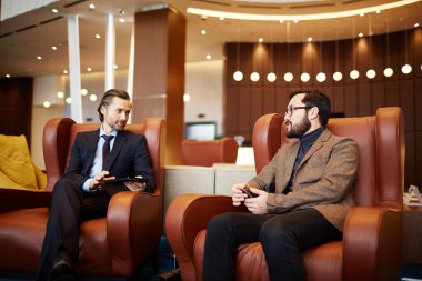 İşadamları planları tartışıyor 