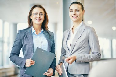 iki başarılı iş kadınları