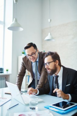 iş adamları tartışma sunum