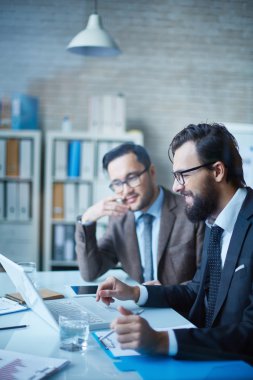 iş adamları tartışma sunum