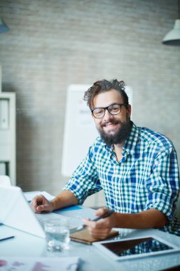 İşadamı dizüstü bilgisayarla çalışıyor 