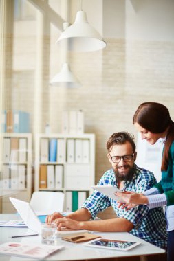 Bilgisayarda Daktilo Yazan İşadamı 