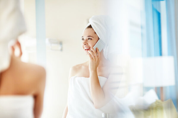 Девушка с полотенцем зовет
 