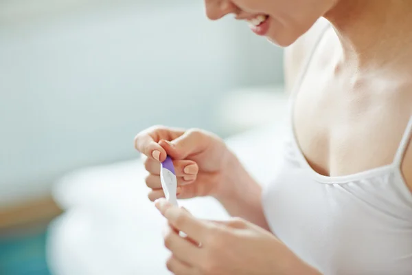 Vrouw kijken naar test — Stockfoto