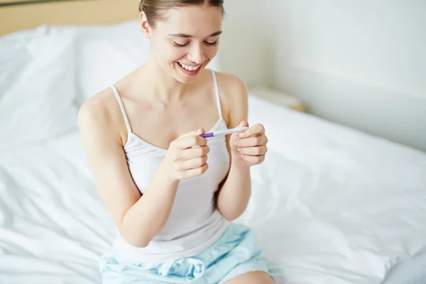 Mulher olhando para o teste — Fotografia de Stock