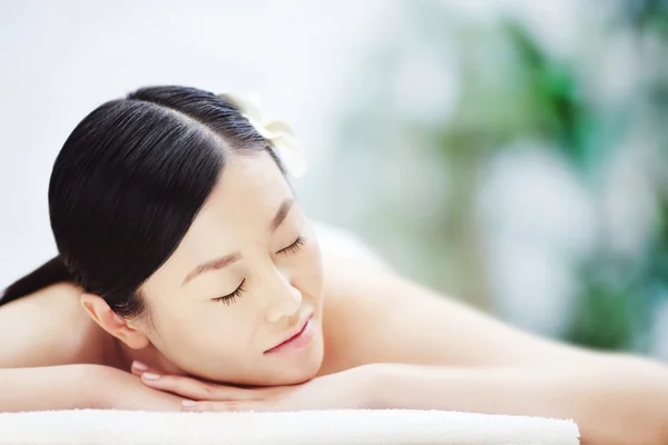 Mujer en el salón de spa — Foto de Stock