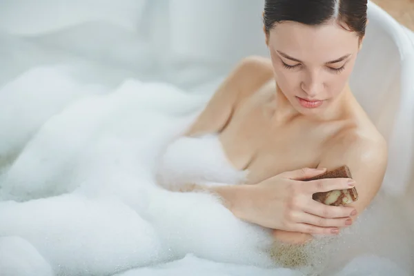 Mujer tomando baño — Foto de Stock