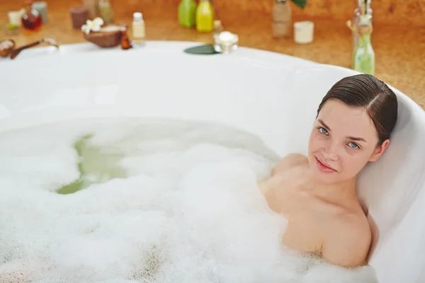 Femme relaxant dans le bain — Photo