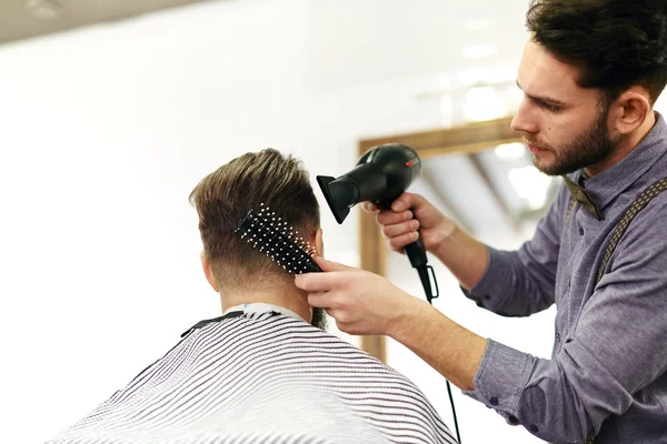 Coiffeur travaillant avec une brosse à cheveux — Photo