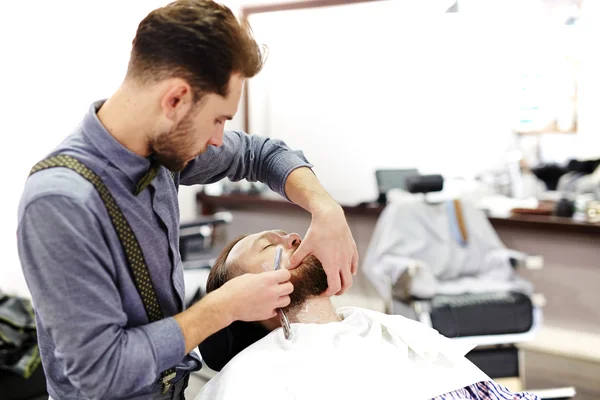 Kapper scheren baard — Stockfoto