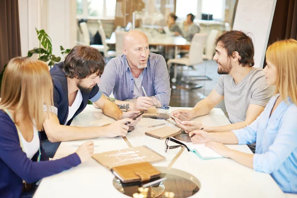 Partners discussing ideas — Stock Photo, Image