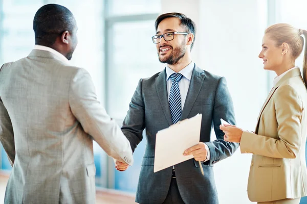 Reunión de empresarios exitosos — Foto de Stock