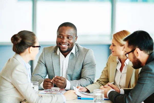 Ondernemers communiceren tijdens vergadering — Stockfoto