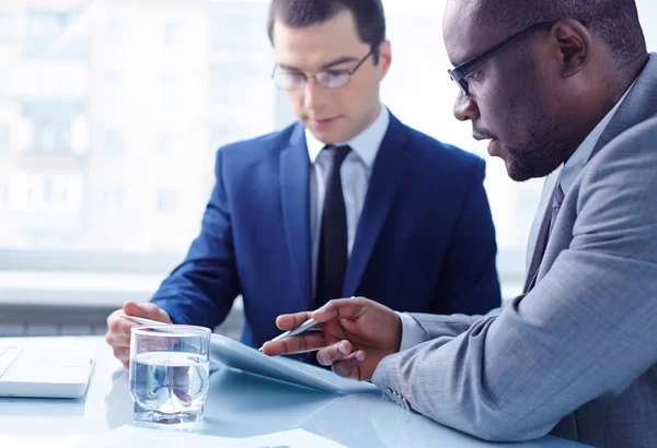 Socios discutiendo planes — Foto de Stock