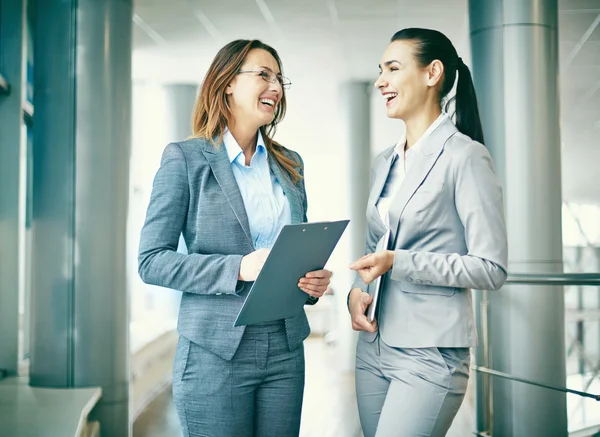 Mulheres de negócios falando e rindo — Fotografia de Stock