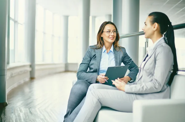 Affärskvinna pratar med kollega — Stockfoto