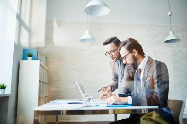 Businessmen discussion presentation — Stock Photo, Image