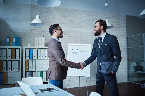 Partners handen schudden — Stockfoto