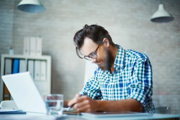 İşadamı dizüstü bilgisayarla çalışıyor 