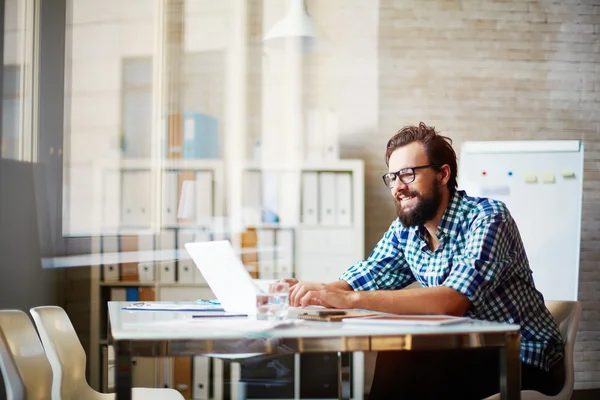 Zakenman werkt met laptop — Stockfoto