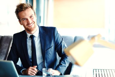 İş adamı kameraya bakıyor