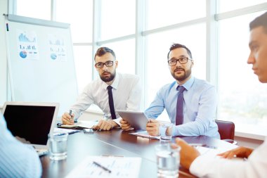 Fikirleri tartışmak iş adamları