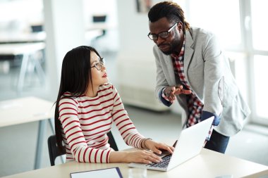 Sekreter ve veri tartışan işadamı