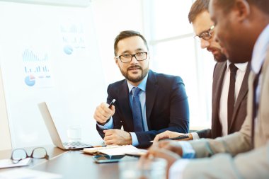 İş adamı kameraya bakıyor