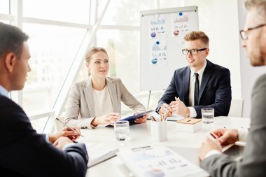 Toplantı yakışıklı arkadaşları